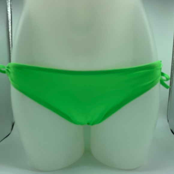 Bikini - Picture 2 of 4